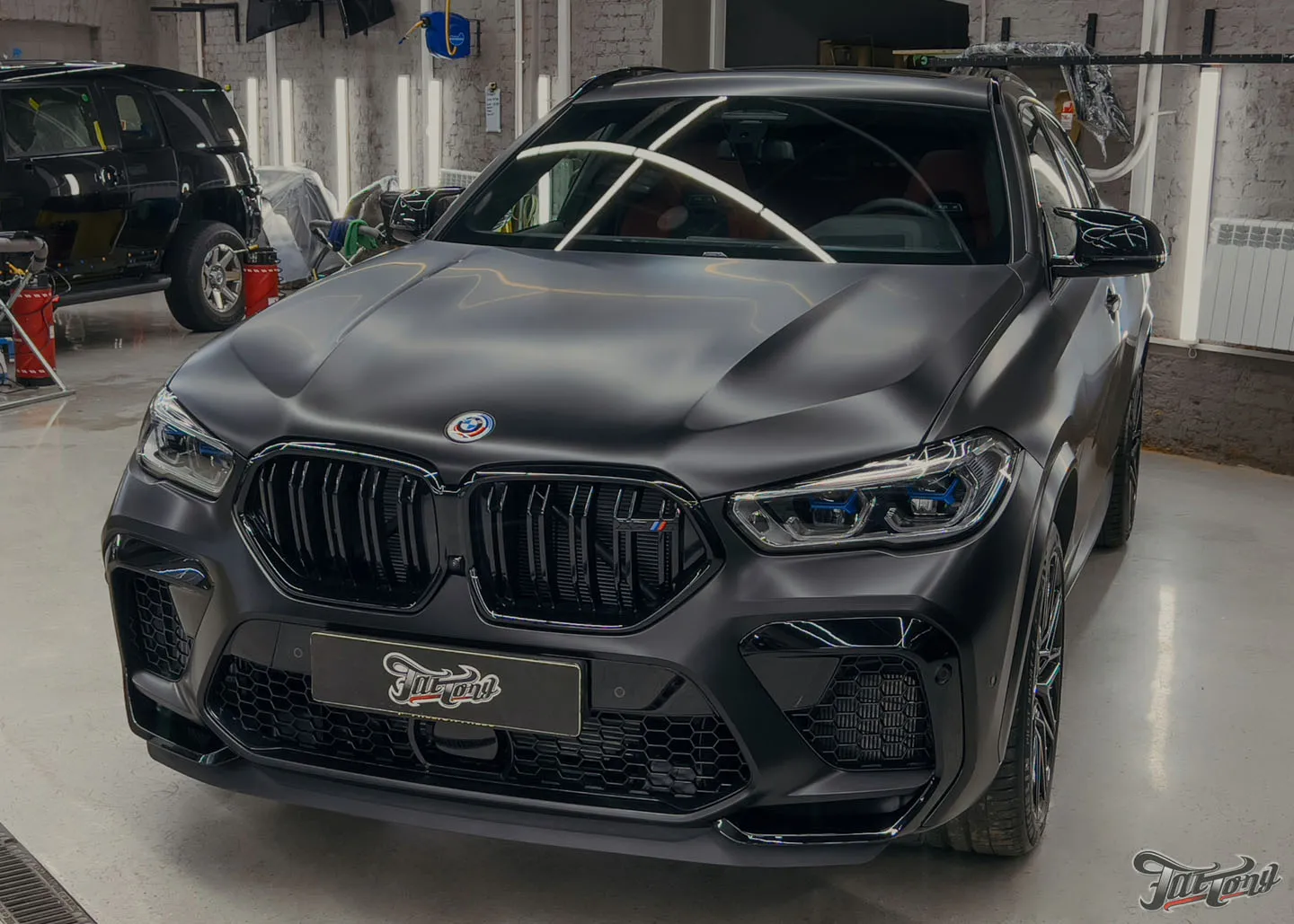 Тотальная смена облика для BMW X6 M: оклейка матовым винилом с проемами и матовым полиуретаном. Почему оклейка авто с проемами — это долго и дорого?